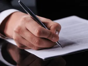 Signature d'un contrat d'obsèques avec un stylo bille
