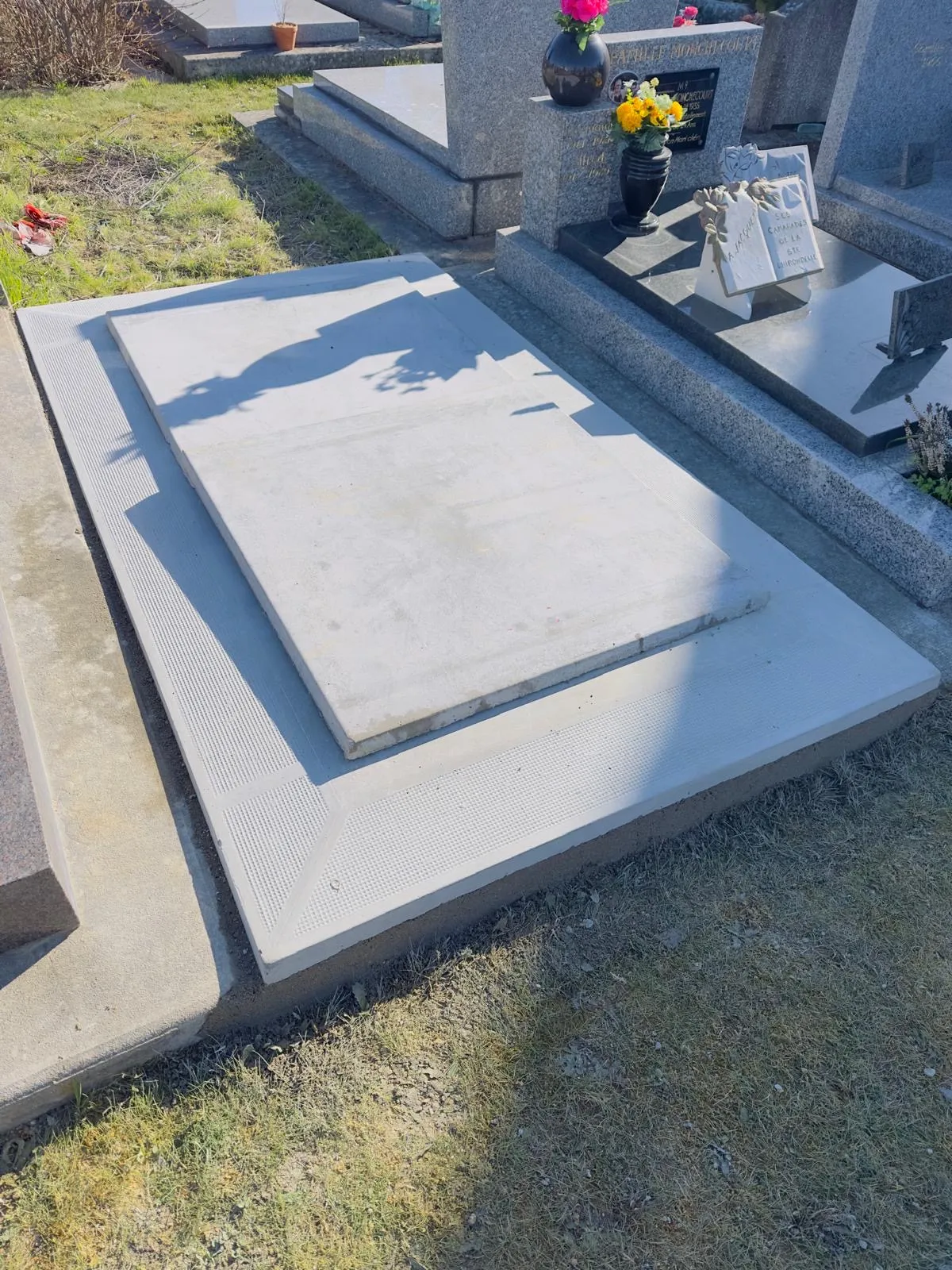 Sépulture simple en granit clair pour concession individuelle