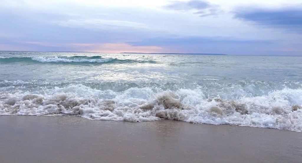 Vagues douces s'échouant sur une plage de sable