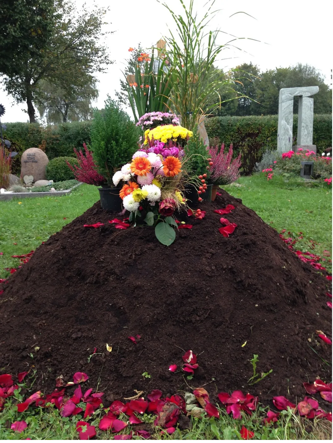 Monticule de terre fraîchement fleuri lors d'une inhumation