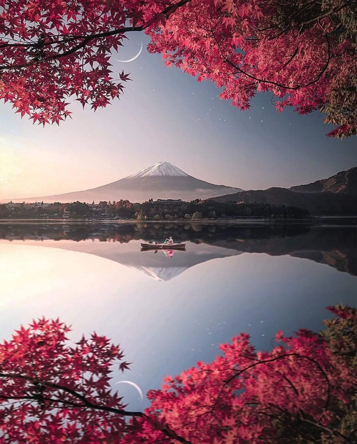 Mont Fuji reflété dans un lac bordé d'érables japonais rouges